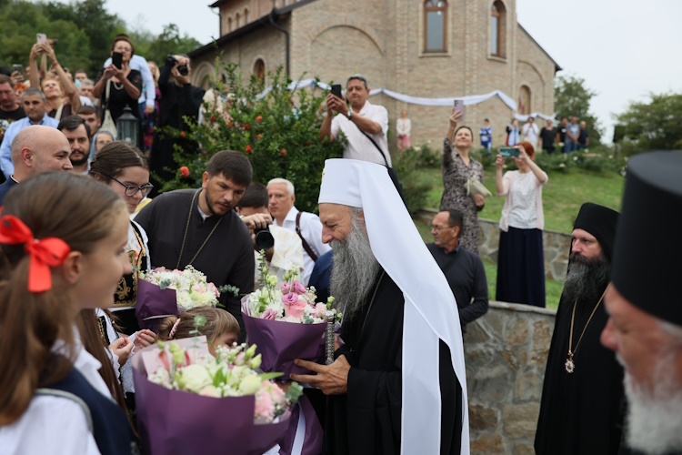 SVETA LITURGIJA I OSVEĆENJE NOVOG HRAMA: NOVOIZGRADJENI MANASTIRSKI HRAM PRESVETE BOGORODICE TROJERUČICE U MALOM SREDIŠTU ZASIJAO PUNIM SJAJEM