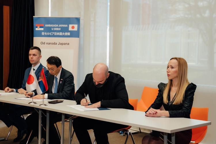 U AMBASADI JAPANA SVEČANO POTPISAN UGOVOR O DONACIJI SPECIJALIZOVANOG VOZILA ZA ODRŽAVANJE KANALIZAC...